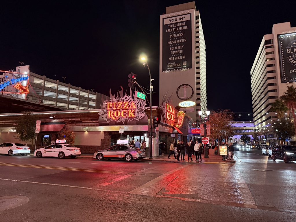 Außenansicht des Restaurants "Pizza Rock" in Downtown Las Vegas.