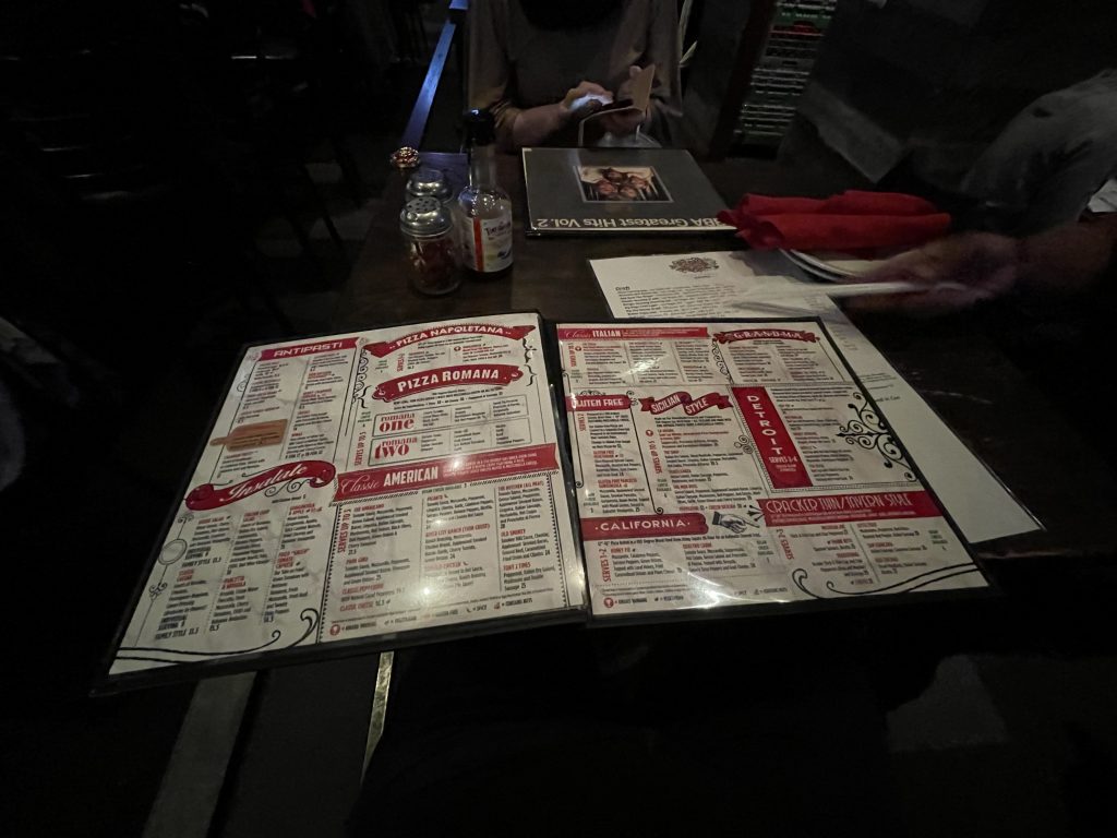 Bild der Menükarte bei "Pizza Rock". Auf dem Menü stehen verschiedene Arten von Pizza.